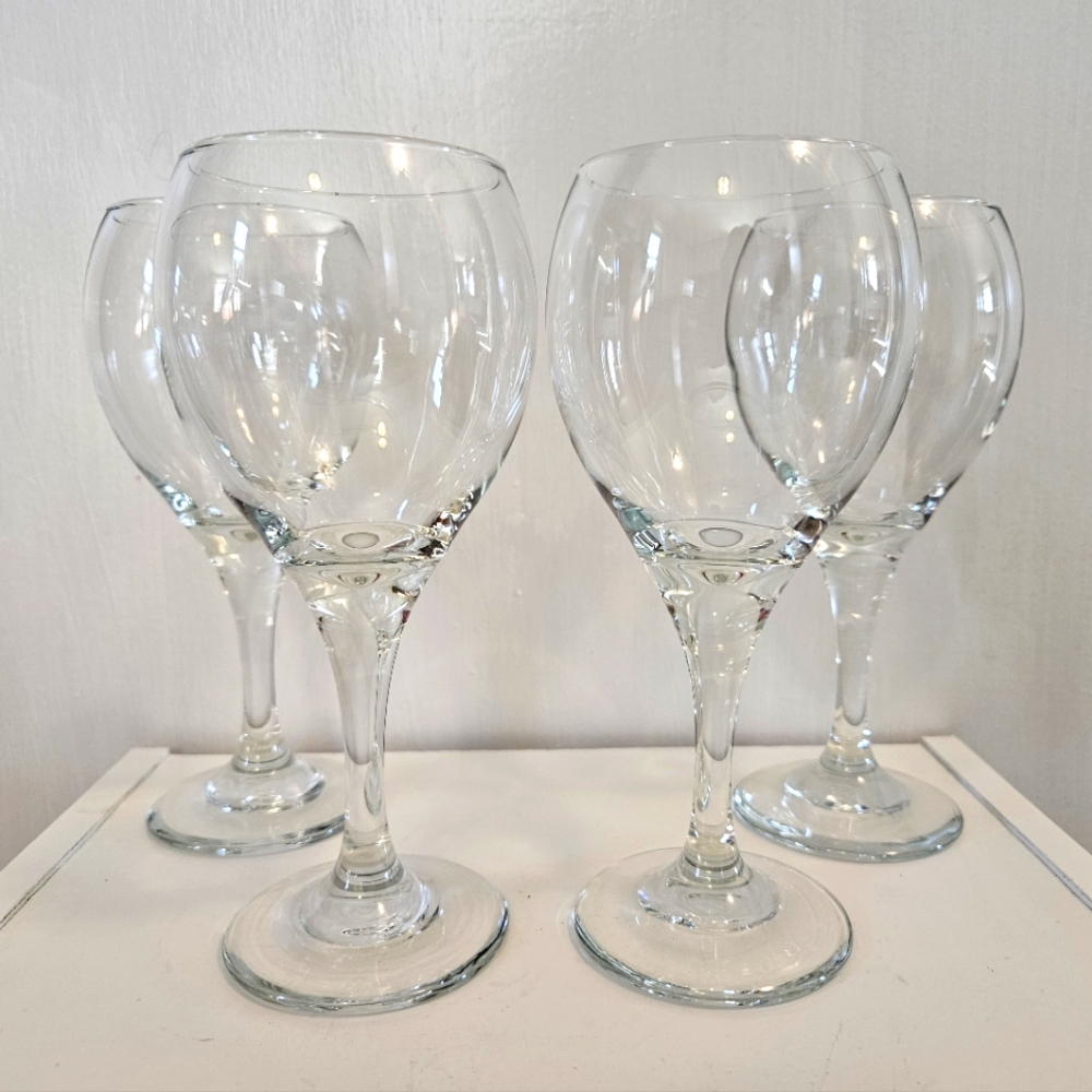 Set of 4 qty Vintage Tear drop shaped wine / water glasses